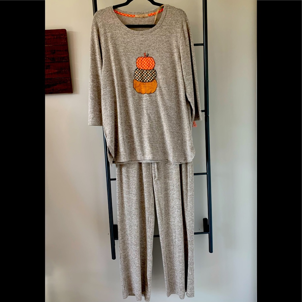 🎃🍁🎃 2 piece, this is the perfect comfy outfit for Fall!!! EUC